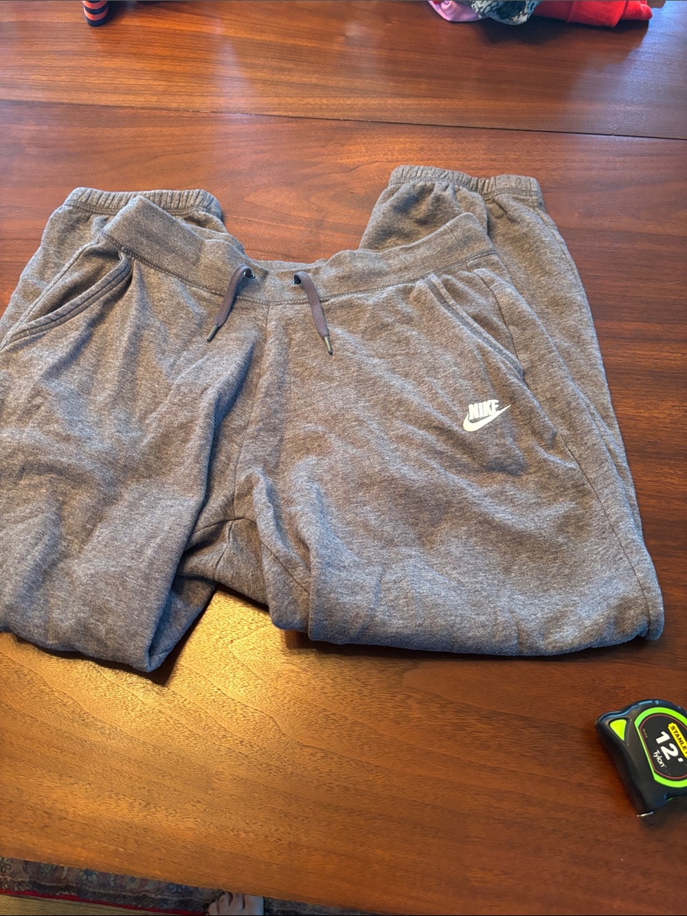 Womenโs Nike sweatpants.